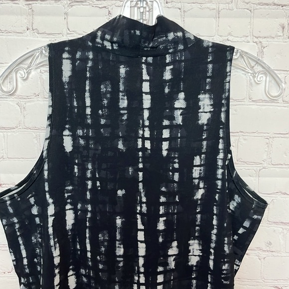 Lucy Activewear Sleeveless V Neck Top - Picture 6 of 10